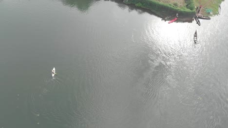 Vista-Aérea-De-Pájaros-De-Kayaks-Y-Canoas-En-Las-Orillas-Del-Río-Nilo