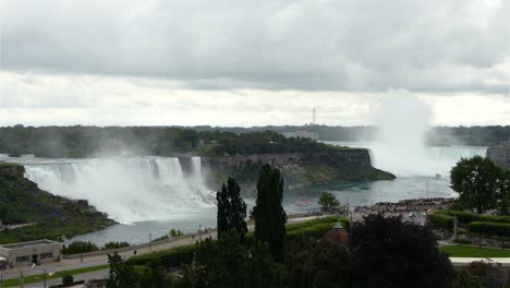 Hermoso-Plano-General-Del-Paisaje-De-Día-Nublado-De-Las-Cataratas-Del-Niágara