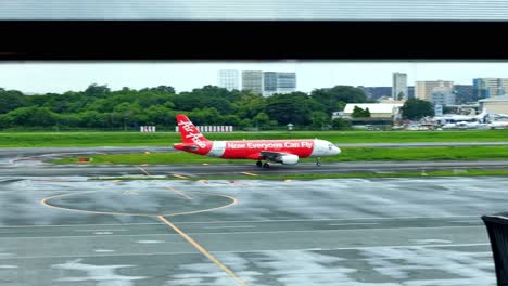 Ein-Passagierflugzeug-Der-Air-Asia-Rollt-Zur-Landebahn,-Um-Sich-Für-Den-Start-Vorzubereiten