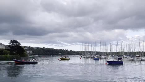 Pequeño-Barco-Lúgubre-Que-Pasa-En-El-Puerto-Deportivo-De-Kinsale-Durante-La-Marea-Alta-De-La-Tarde