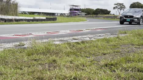 Jaguar-I-pace-En-El-Evento-De-Prueba-De-Manejo-Gris-En-Pista-De-Carreras-De-Autos-Eléctricos