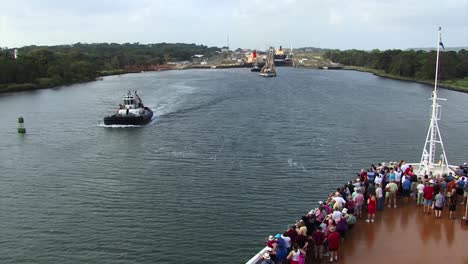 Cruceros-Por-El-Canal-De-Panamá.-Crucero-En-Tránsito-Por-Las-Esclusas-De-Gatún