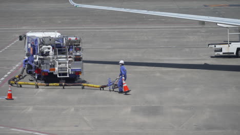 Personal-De-Tierra-Trabajando-En-El-Sitio-De-Reabastecimiento-De-Combustible