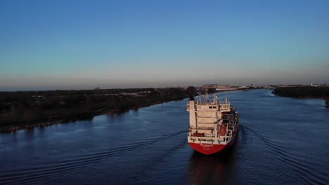 Vista-Trasera-De-Un-Gran-Buque-De-Carga-Que-Navega-En-El-Río-Oude-Maas-En-Holanda-Del-Sur,-Países-Bajos