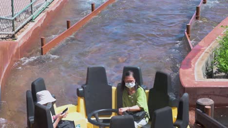 Los-Visitantes-Disfrutan-De-Los-Rápidos-Acuáticos-Durante-Su-Visita-Al-Parque-Temático-De-Diversiones-Y-Animales-Ocean-Park-En-Hong-Kong