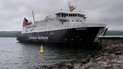 Atraque-Del-Ferry-Calmac-En-Kennacraig-Y-Descarga-De-Automóviles