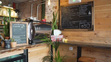 Interior-De-Una-Cafetería-Rústica-Con-Plantas-De-Interior-Y-Decoración-De-Pizarra