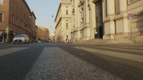 Vista-De-ángulo-Bajo-En-Primera-Persona-De-La-Calle-Corso-Rinascimento-En-Roma,-Italia