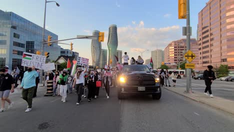 Pueblo-Palestino-Bloquea-Calle-Y-Huelga-En-Mississauga,-Canadá