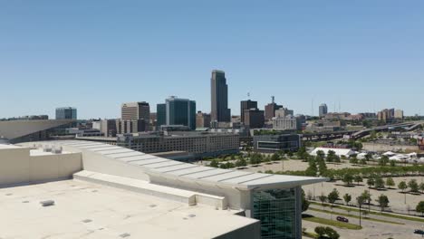 Drohne-Fliegt-über-Das-Chi-Health-Center-Und-Zeigt-Im-Hintergrund-Die-Skyline-Der-Innenstadt-Von-Omaha