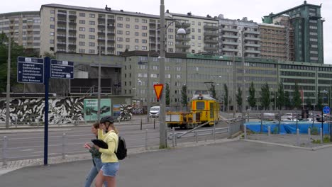 Tägliches-Pendler-Straßenbahn-Servicefahrzeug,-Das-In-Göteborg,-Göteborg,-Schweden-Fährt