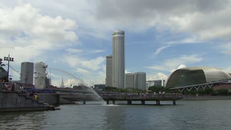 Merlion-statue-fountain-in-Merlion-Park,-the-famous-place-in-Singapore