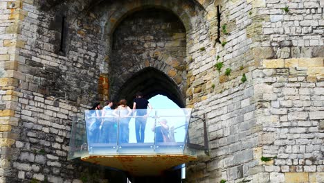 Turista-Del-Castillo-De-Caernarfon-Tomando-Selfie-En-La-Plataforma-De-Observación-Con-Vistas-A-La-Ciudad-Emblemática