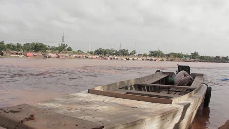 Ein-Mann,-Der-Ein-Hölzernes-Motorboot-Auf-Dem-Fluss-Ravi-In-Pakistan-Bedient