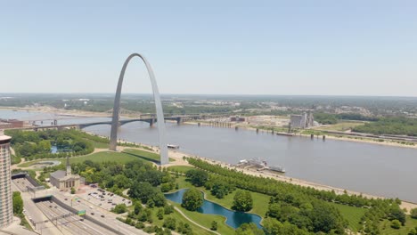 Drone-Vuela-Lejos-Del-Arco-Hecho-Por-El-Hombre-En-Saint-Louis,-Missouri