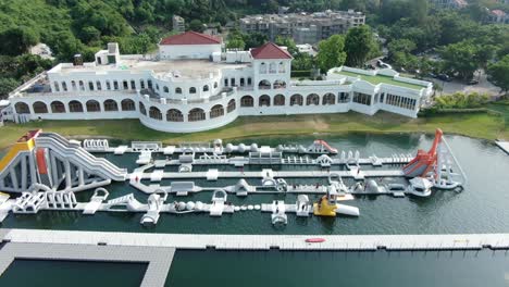 Menschen,-Die-Einen-Sonnigen-Tag-Im-Hong-Kong-Core-Aqua-Park-Genießen,-Schwimmende-Lustige-Rutschen,-Luftbild