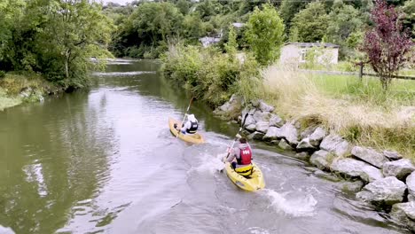 Kayak-Rural-En-Vías-Navegables-Interiores,-Ríos-Y-Arroyos-Alrededor-De-Kinsale,-Irlanda-Con-Mucha-Diversión-Para-Todos