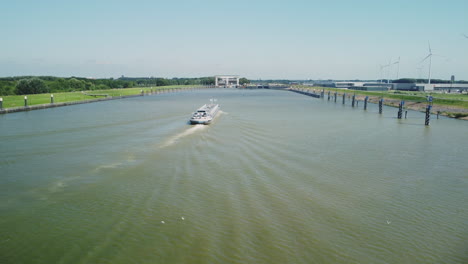 Binnenschiff-Auf-Dem-Weg-Zu-Den-Princess-Beatrix-Schleusen-Am-Niederländischen-Fluss-De-Lek