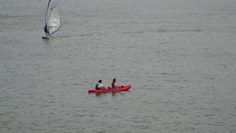 Paar-Beim-Kajakfahren-Auf-Den-Ruhigen-Gewässern-Des-Han-Flusses-Im-Sommer-In-Seoul,-Südkorea