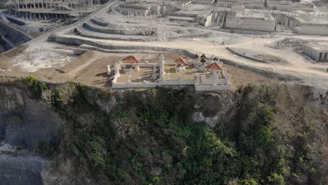 Hindu-Tempel-Pura-Sarikan-Auf-Einer-Klippe-Am-Pandawa-Beach,-Bali,-Indonesien,-Luftaufnahme