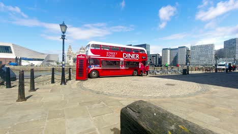 Britisches-Wahrzeichen,-Doppeldeckerbus,-Streetfood-Restaurant,-Imbisswagen-Am-Albert-Dock