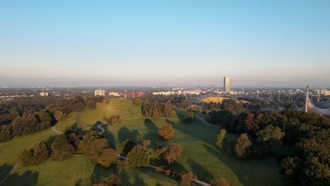 Vista-Aérea-Del-Parque-Olímpico-De-Munich-En-Verano