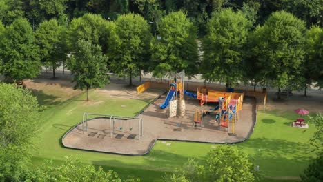 Antena-De-Niños-Jugando-En-El-Parque-Urbano-De-La-Ciudad