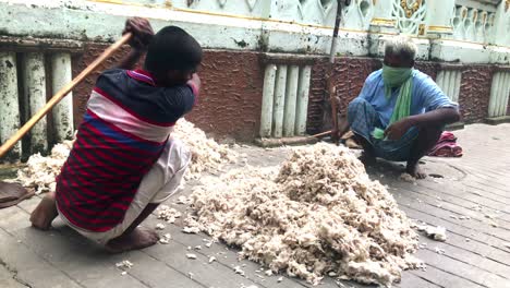 Indische-Männer-Nähen-Kissen-Auf-Der-Straße-In-Kalkutta,-Indien