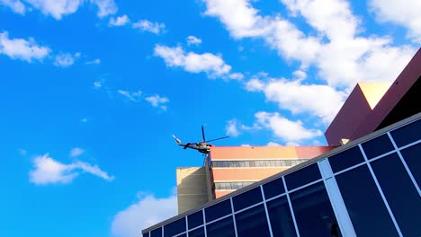 Vista-De-Gusanos-Desde-Una-Vista-De-Pájaro-Inversa-De-Un-Helicóptero-De-La-Fuerza-Aérea-Canadiense-Real-Aterrizando-En-El-Helipuerto-Del-Hospital-De-La-Universidad-De-Alberta-Con-Personas-Varias-Veces-Al-Día-En-El-Verano-Hlx2-2