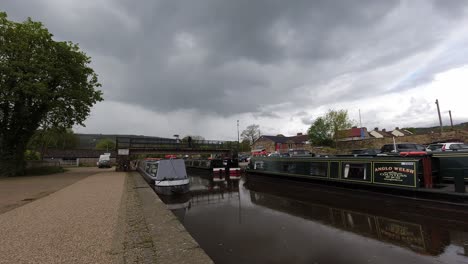 Trevor-Becken,-Britisches-Aquädukt,-Kanalbrücke,-Boote,-Zeitraffer-Unter-Vorbeiziehenden-Stürmischen-Wetterwolken