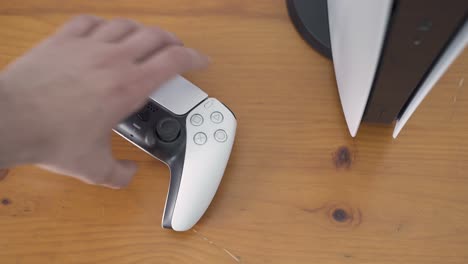 Hand-grabbing-the-Playstation-5-controller