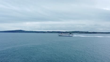 Irish-Ferries-Barco-De-Transporte-De-Pasajeros-Viaje-A-Través-Del-Mar-De-Irlanda-Dejando-Holyhead-A-Dublín-Antena-Siguiente-Vista-Izquierda