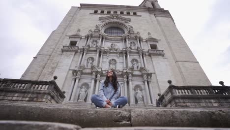 Denimwear-Shooting-In-Der-Mittelalterlichen-Kirche-In-Spanien,-Barcelona