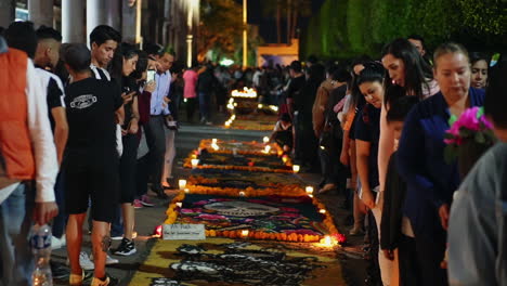 Exposición-De-Murales-De-Piso-Hechos-Con-Aserrín-De-Colores-Enmarcados-Con-Flores-De-Caléndula-Durante-La-Celebración-Del-Día-De-Muertos-En-México