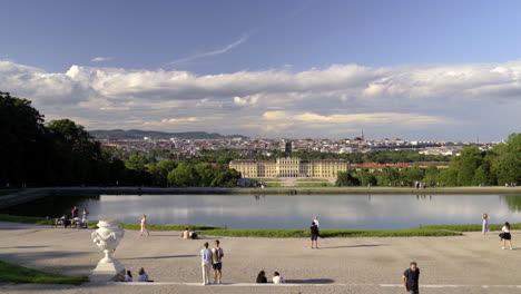 Pan-De-Gloriette-Sobre-El-Castillo-De-Schönbrunn-En-Viena,-Austria