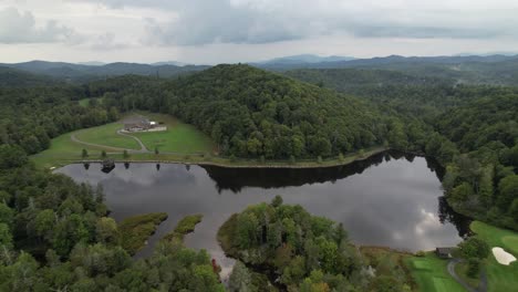 Antena-Sobre-El-Lago-En-El-Club-De-Golf-De-Linville