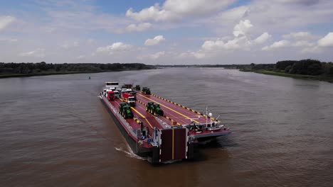 Vista-De-Paralaje-Aéreo-De-La-Barcaza-De-Transporte-Dinámico-Navegando-En-El-Viejo-Maas-Cerca-De-Barendrecht