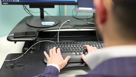 Hombre-De-Negocios-En-El-Cubículo-De-La-Oficina-Escribiendo-En-El-Teclado-De-La-Computadora