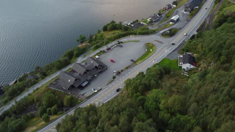 Popular-Lugar-De-Parada-Akrafjordtunet-A-Lo-Largo-De-E134-Fuera-De-Etne-En-Noruega---Edificio-De-Alojamiento-Y-Restaurante-Visto-Desde-La-Perspectiva-De-Los-Pájaros-En-La-Ladera-De-La-Montaña---Rogaland-Noruega