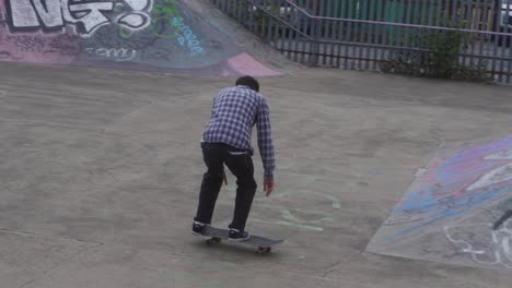 Zeitlupe-Eines-Skateboarders,-Der-In-Einem-Skatepark-In-Sheffield,-England,-Springt