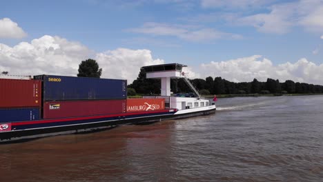 Containertransportschiff-Elsass,-Das-An-Der-Oude-Maas-Vorbeifährt