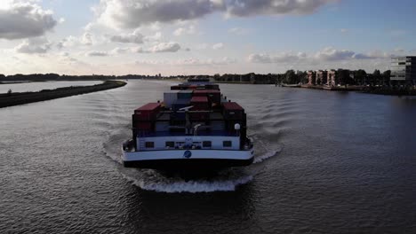 Vorwärtsbug-Des-Missouri-Binnencontainerschiffs,-Das-Den-Fluss-Noord-Befährt