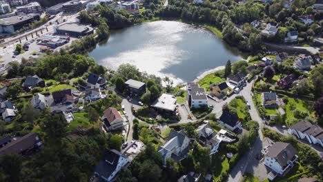 Kleines-Nesttun-Wasser-–-Teures-Viertel-In-Der-Gemeinde-Bergen-Mit-Plänen-Für-Riesige-Wohnhäuser-–-Luftaufnahme-Von-Nesttun-Bergen,-Norwegen