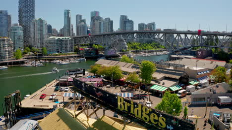 Puentes-Restaurante-De-Mariscos-Con-Vistas-Al-Puente-De-Granville-Y-Al-Centro-De-Vancouver-A-Lo-Largo-De-False-Creek-En-Bc,-Canadá