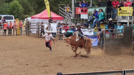 Bei-Einem-Werbe-Rodeo-Für-Die-Foire-De-Bourail-Veranstaltung-–-Bulle-Springt-Ab-Und-Trampelt-Den-Cowboy-Nieder-–-Zeitlupe