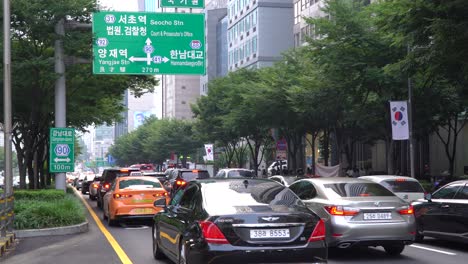 Hora-Punta-Del-Tráfico-De-La-Tarde-Con-Cuatro-Carriles-Llenos-De-Automóviles-En-La-Carretera,-Seúl