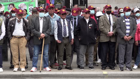 Los-Veteranos-Británicos-De-Ghurka-Se-Unen-Con-Gorras-De-Béisbol-Marrones-Durante-Una-Protesta-Frente-A-Downing-Street,-Para-Pedir-Pensiones-Militares-Completas-Para-Todos-Los-Veteranos-De-Ghurka