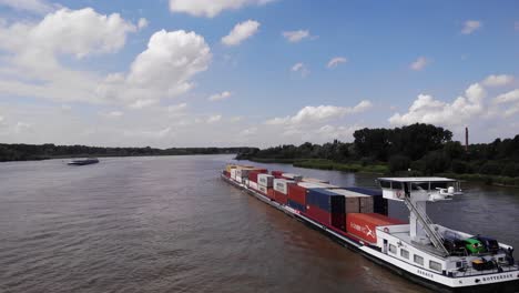 Contenedor-De-Carga-De-Alsacia-Que-Transporta-Un-Barco-Que-Viaja-A-Lo-Largo-De-Oude-Maas