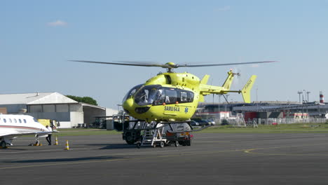 Ein-Rettungshubschrauber-Am-Flughafen-Bordeaux