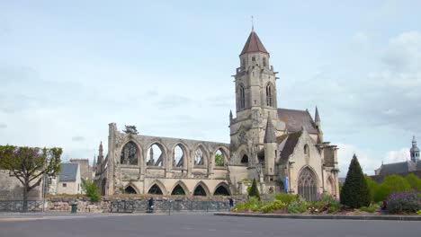 Kirche-Saint-Etienne-Le-Vieux,-Schiebeaufnahme-Im-Freien